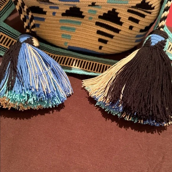 EXCHANGE Beige and Teal Patterned Tote. - Picture 4 of 4